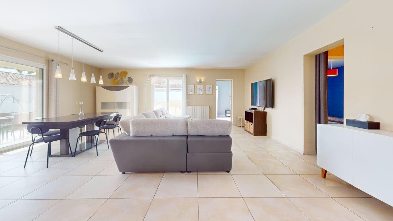 Maison familiale de 160 m² avec piscine à Villeneuve-lès-Maguelone — pièce meublée