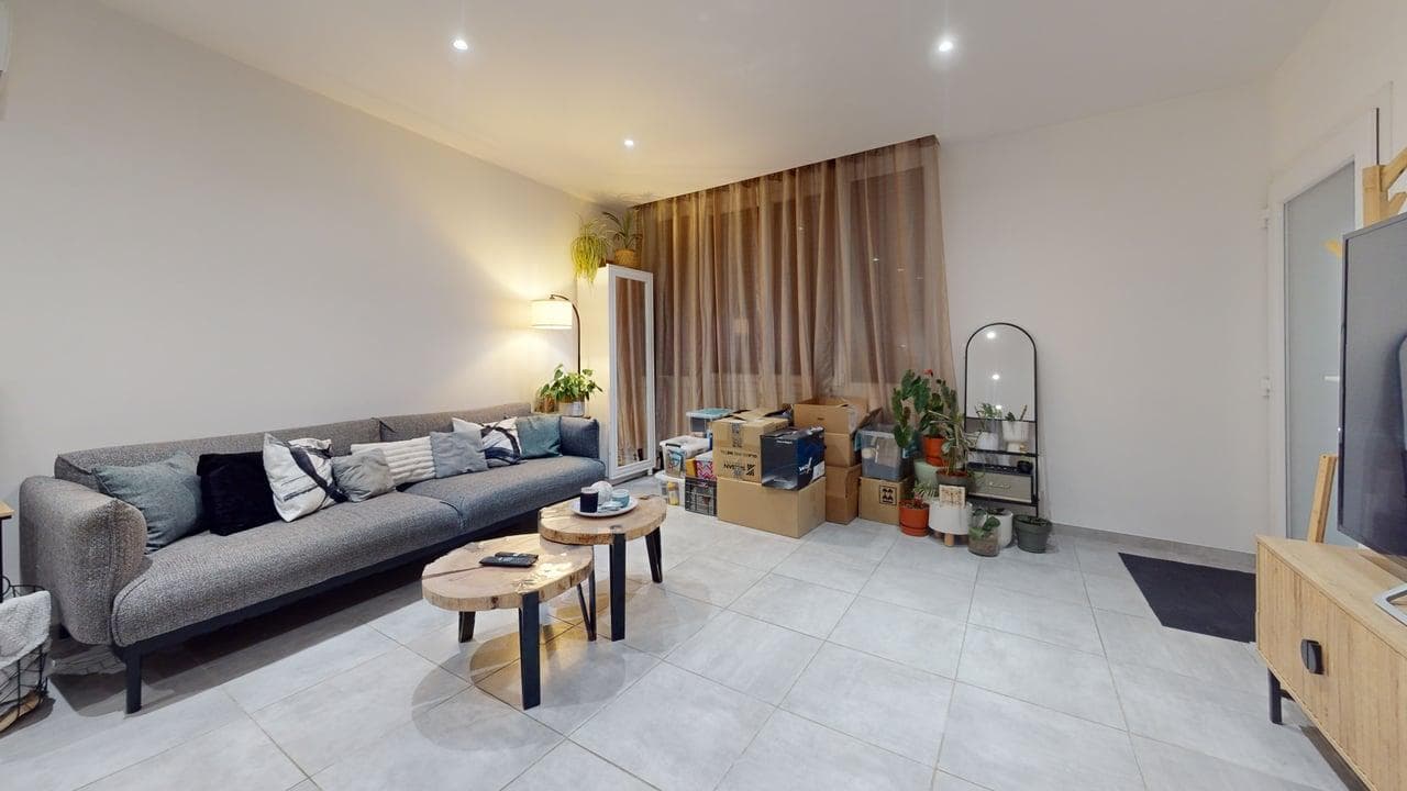 Maison de village rénovée de 90 m² à Assas — pièce meublée